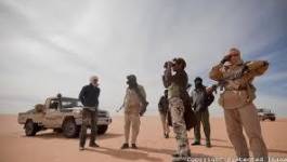 Des hommes du MNLA remettent leurs armes aux forces mauritaniennes