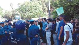 Sit-in des journalistes devant la stèle de la place du 1er Novembre à Oran