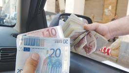 Le dinar algérien plonge sur les marchés officiel et parallèle