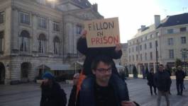 Des manifestants dénoncent la corruption des élus en France et le scandale Fillon