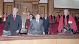 Bouteflika "découvre" sa justice corrompue et radie 14 juges