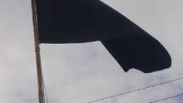 Le drapeau noir du RCD et nos soubrettes pleureuses