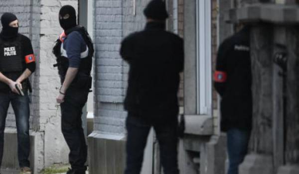 La police fédérale a encerclé le quartier de Forest, à Bruxelles, hier mardi.