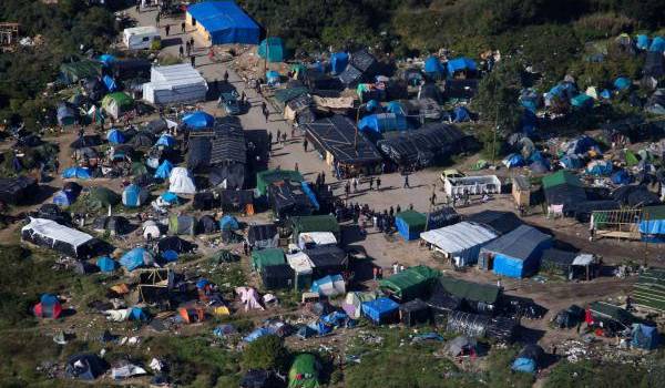 Calais, un immense bidonville où s'entassent près de 6 000 migrants.