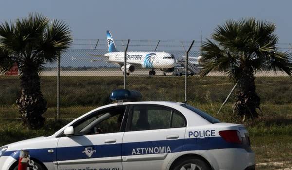 Le pirate qui a menacé de faire exploser l'avion d'Egypt Air a été arrêté.