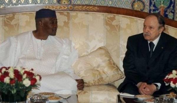 Le président déchu du Mali Amadou Touré et le président algérien Abdelaziz Boutéflika, octobre 2011.