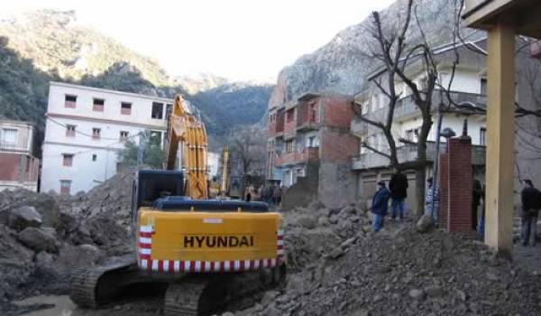 Le village d'Aït Aissa Ouyahia dévasté par une crue de boue.