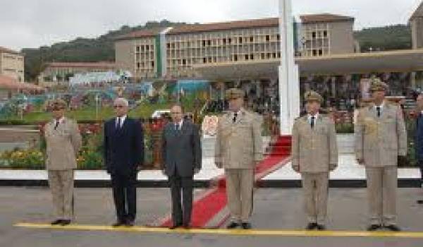 Bouteflika entouré d'officiers supérieurs.