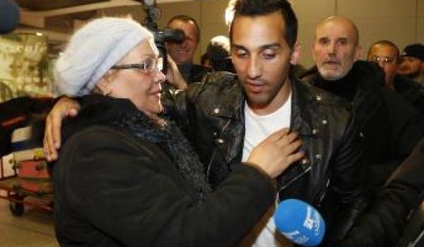 Zahir Bellounis à son arrivée en France, accueilli par sa mère.