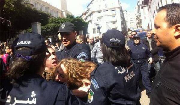 Rafle de manifestants à Alger.