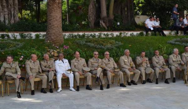 L'Armée qui aurait pu intervenir pour arrêter la mascarade a préféré le clan Bouteflika à l'Algérie.