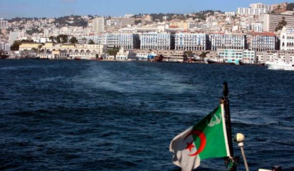 Les jeunes Algériens donnent cher pour traverser la Méditerranée.