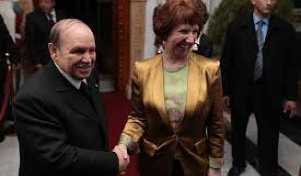 Abdelaziz Bouteflika recevant Catherine Ashton, Haute représentante de l'Union européenne pour les affaires étrangères, en novembre 2012.