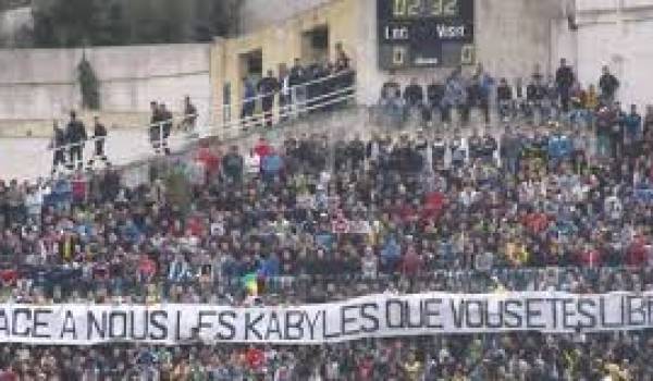 des manifestants déploient le drapeau kabyle, le 24 juin 2001 à