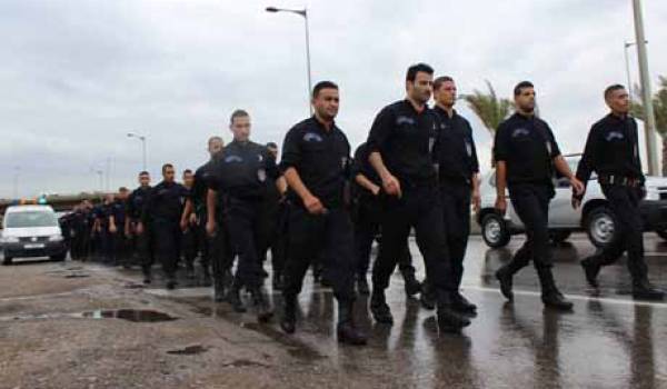 Des centaines de policiers qui manifestent à Alger.