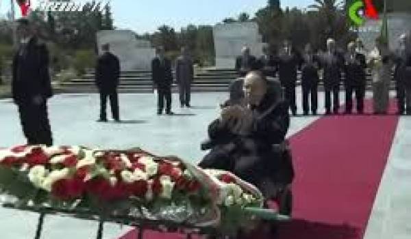 Bouteflika devant le monument des martyrs.