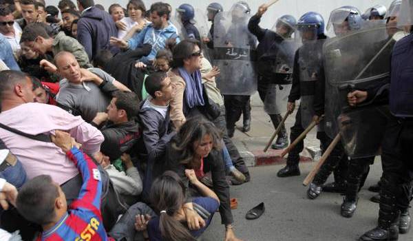 Etudiants et forces de la répression souvent face à face en Algérie.