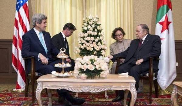 Le candidat-président Bouteflika recevant John Kerry à la veille  de la mascarade du 17 avril 2014.