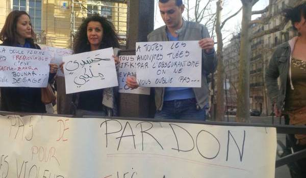 Sit-in de jeunes Algériens devant l'ambassade à Paris