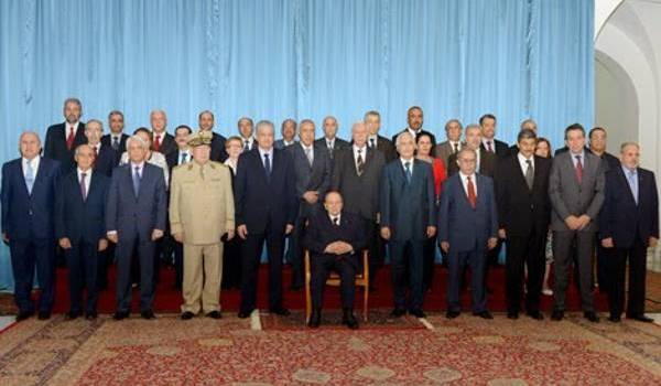 Le gouvernement Bouteflika-Sellal au cœur d''un tourbillon d'affaires.