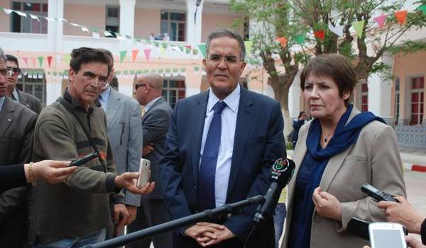 Mme Benghbrit, la ministre de l'Education nationale, dans une de ses visites sur le terrain.