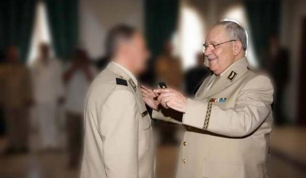 Le général major Gaid Salah en train de décorer un officier supérieur.