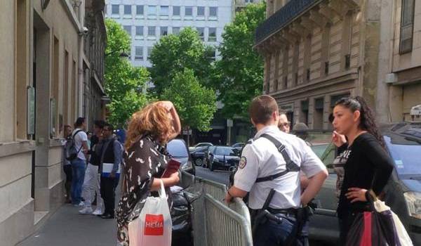 Une des victimes de violences devant le consulat algérien avec un policier français.