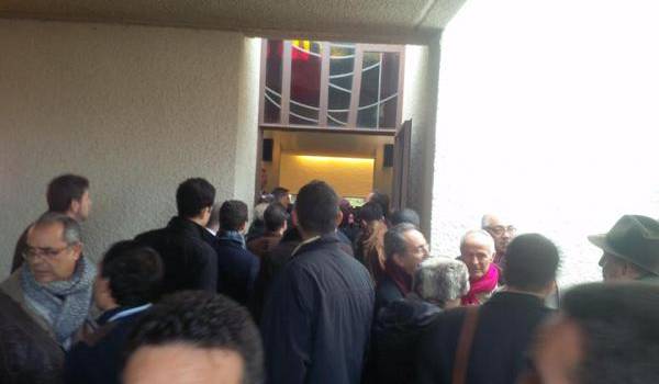 Au centre funéraire de Lausanne aujourd'hui, les gens attendent de se recueillir devant la dépouille d'Aït Ahmed.