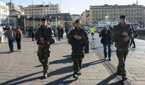 Hollande souhaite la prolongation de l'état d'urgence.