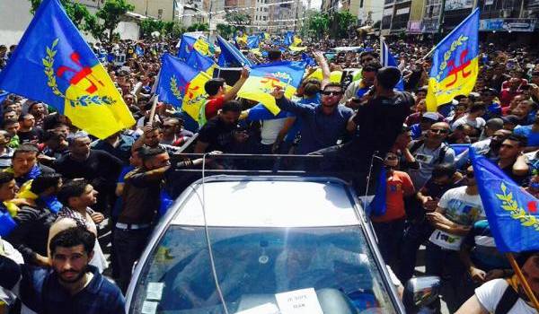 Des milliers de militants du MAK manifestent mercredi en Kabylie.