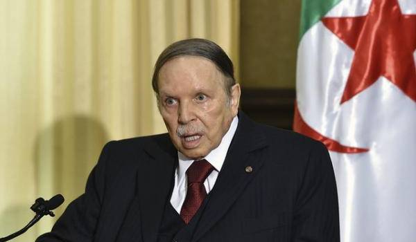 Impotent, Abdelaziz Bouteflika condamne tout un pays à son sort. 