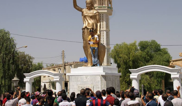 Fouad Gasmi devant la statue de Dihya lors du rassemblement du Mouvement culturel chaoui.