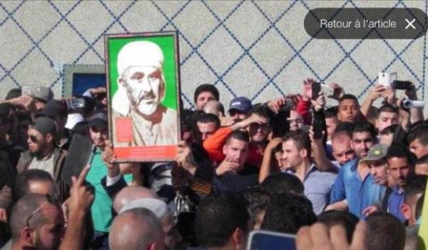 Les milliers de manifestants du Rif ont bandi le portrait d'Abdelkrim El Khatabi, chef de la République du Rif.