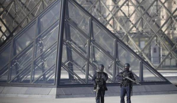 L'attaque s'est produite à 08H50 GMT à l'entrée de la très touristique galerie du Carrousel du Louvre