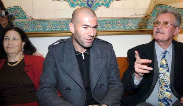 Zineddine Zidane avec ses parents.