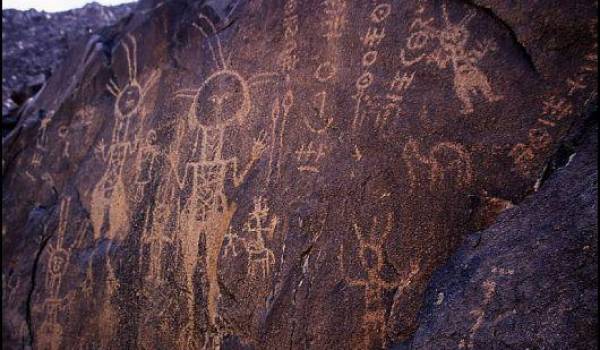 L'écriture tifinagh gravée sur les pierres du Sahara depuis la nuit des temps.