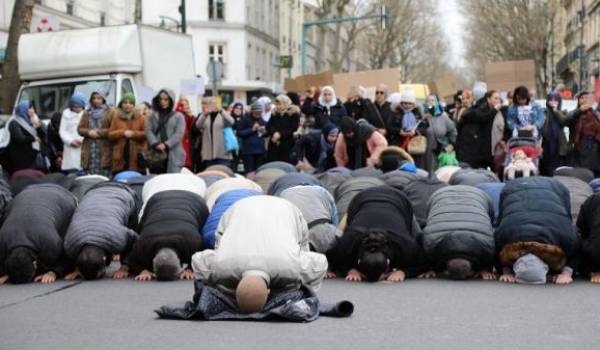 Une prière dans la rue pour protester contre la fermeture de la mosquée.