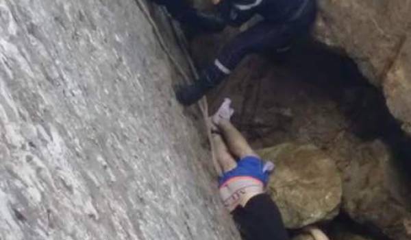 Le jeune de 20 ans a été projeté au pied de la falaise par le camion. 