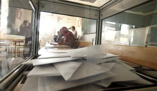 Des partis commencent à crier au bourrage des urnes.