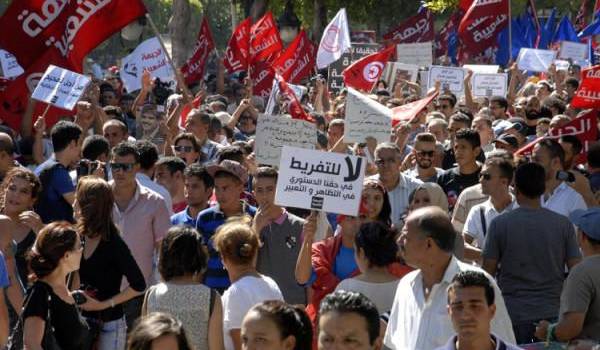 La rue tunisienne a grondé contre une loi qui "blanchit les corrompus".