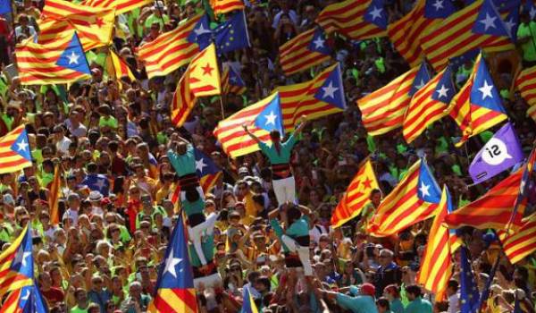 La rue catalane vent debout contre le chef du gouvernement espagnol.