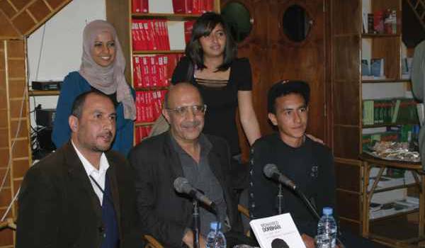 Abdellah dahou, l'éditeur, assis au centre, entouré du frère et des enfants de feu Mohamed Dorbhane, à l'occasion de la sortie du roman, présenté à la librairie internationale Chihab, à Bab El Oued, Alger.