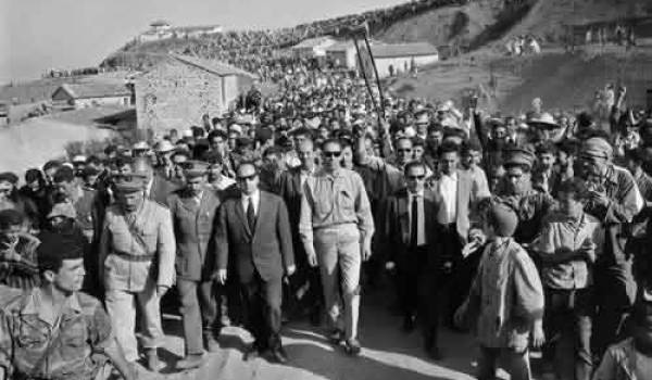 Première visite de Krim Belkacem et Boudiaf en Kabylie en juin 1962.