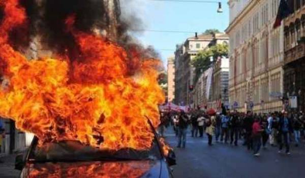 Des manifestants se sont attaqués aux voitures à Rome.