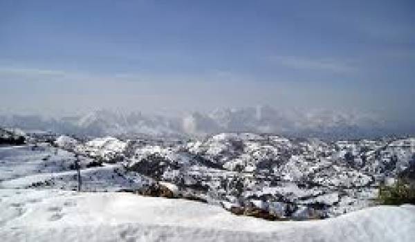 La neige a paralysé une grande partie nord du pays.