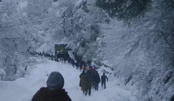 La neige à obstrue plusieurs routes de montagne.