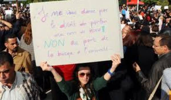 Les étudiants demandent l'interdiction du niqab à l'université.